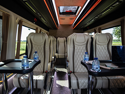 Binnenzijde van de bus met chauffeur