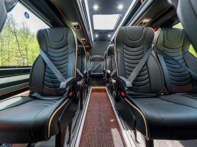 Binnenzijde van de bus met chauffeur